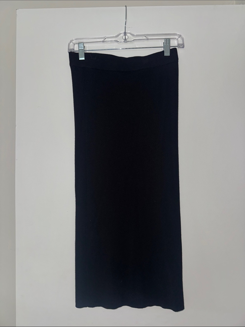 House of Harlow 1960 Classic Black Ribbed Knit Midi Skirt with Slit